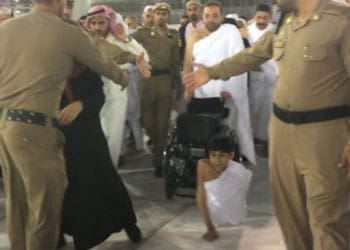 Mengharukan, Remaja Tunadaksa Ini Tawaf dengan 1 Tangan 1