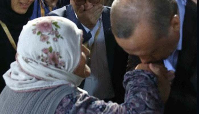 Nenek itu Kaget, Pria yang Mengetuk Rumahnya adalah Erdogan 1