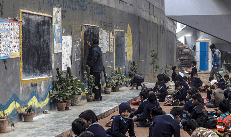 Inilah Foto Rajesh dkk Saat Mengajari Anak-anak di Kolong Jembatan Kereta Api India 2 Inilah Foto Rajesh dkk Saat Mengajari Anak-anak di Kolong Jembatan Kereta Api India 1 pendidikan