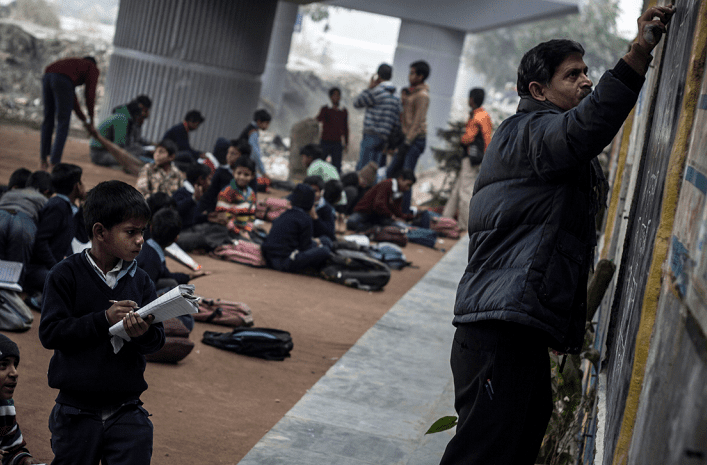 Inilah Foto Rajesh dkk Saat Mengajari Anak-anak di Kolong Jembatan Kereta Api India 3 Inilah Foto Rajesh dkk Saat Mengajari Anak-anak di Kolong Jembatan Kereta Api India 2 pendidikan