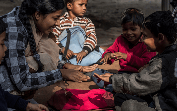 Inilah Foto Rajesh dkk Saat Mengajari Anak-anak di Kolong Jembatan Kereta Api India 4 Inilah Foto Rajesh dkk Saat Mengajari Anak-anak di Kolong Jembatan Kereta Api India 3 pendidikan