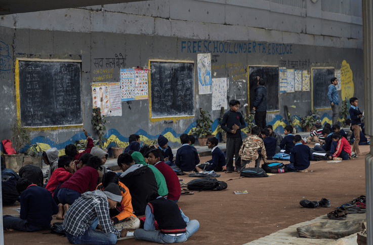 Inilah Foto Rajesh dkk Saat Mengajari Anak-anak di Kolong Jembatan Kereta Api India 5 Inilah Foto Rajesh dkk Saat Mengajari Anak-anak di Kolong Jembatan Kereta Api India 4 pendidikan