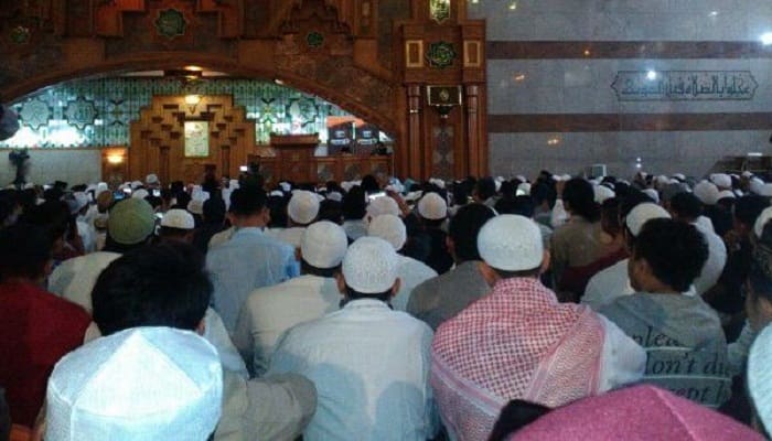 Subuh Berjemaah di Masjid Pusdai Bandung Foto: Percikan Iman