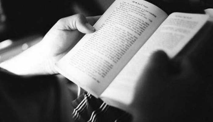 Mahasiswa Kutu Buku 1 membaca