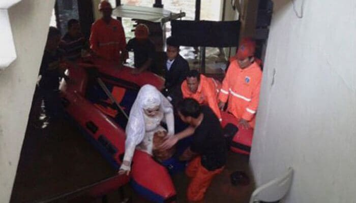 Meski Banjir, Pasangan Ini Tetap Langsungkan Pernikahan 1