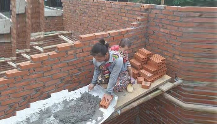 Sambil Gendong Anak, Ibu Ini Rela jadi Tukang Kuli Bangunan 1