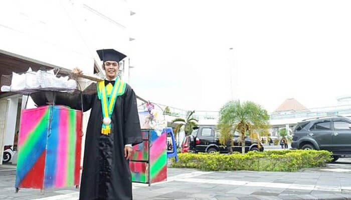 Lulus Sarjana, Penjual Gorengan Bawa Dagangan saat Wisuda 1 todayline