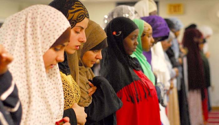 Hukum Wanita Shalat tanpa Mukena 2 Kekhususannya Shalat Perempuan, Shalat Perempuan, Manfaat Shalat untuk Perempuan, Hukum Shalat Berjamaah bagi Perempuan, Shalat Tarawih Perempuan, Hukum Perempuan Itikaf di Masjid, Hukum Wanita Shalat Id, Shalat Dhuhur Muslimah di Hari Jumat, Hukum Shalat Jumat bagi Wanita, Hukum Menggendong Bayi yang Ada Najis saat Shalat, Hukum Shalat Tidak Kenakan Mukena Warna Putih, Hukum Wanita Shalat tanpa Mukena
