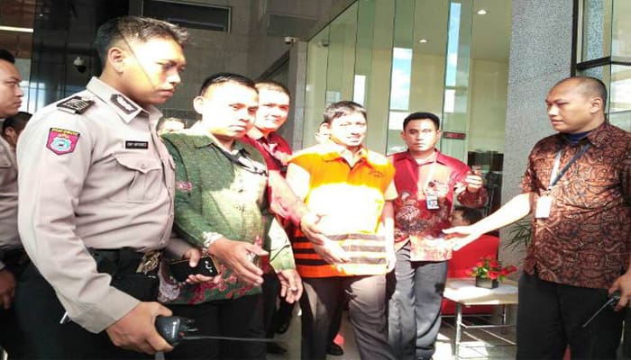 KPK Tahan Tersangka Korupsi Pengadaan Al-Quran 1 Korupsi