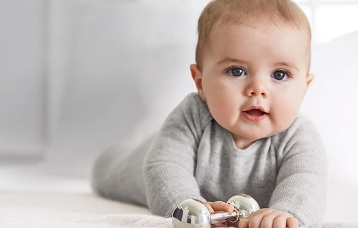 mencubit hidung bayi