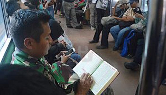 Ini Alasan Menakjubkan Mengapa Sang TNI Baca Al-Qur'an di KRL 1