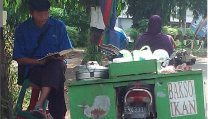 Penjual Bakso Ini Tunggu Pembeli Sambil Baca Al-Qur'an 1