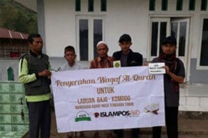 Jadi Relawan IslamposAid, Tim TSD Salurkan Al-Quran dari Pembaca Islampos 2 Labuan Bajo