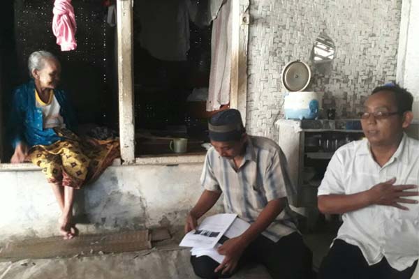 Iyus Jayusman,  ketika mendampingi IslamposAid memberikan bantuan sembako kepada para lansia di Desa Tegal Waru - Purwakarta.