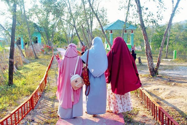 Membuka Hijab di Hadapan Sesama Wanita Muslimah, Bolehkah? 1