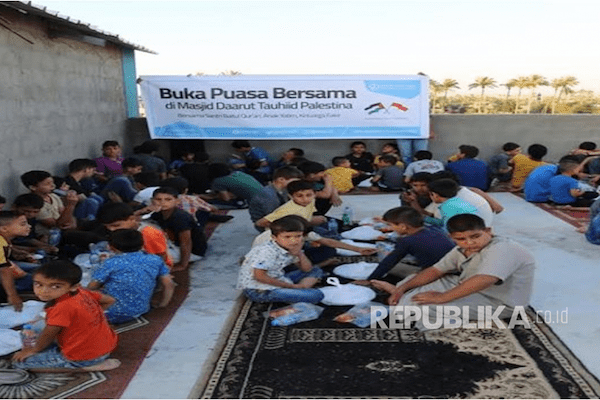 Berbagi 700 Paket Buka Puasa, Daarut Tauhid Palestina Bahagiakan Anak Yatim 1