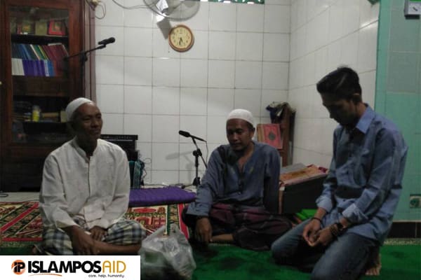 IslamposAid Berbagi Ta'jil di Musholla Saaddatuddaroini, Palembang 1 IslamposAid Berbagi Ta'jil di Musholla Saaddatuddaroini, Palembang 1 IslamposAid