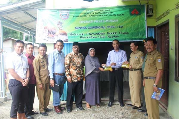 Jelang Lebaran, Warga Serbu Pasar Murah PT Agrowiratama 7