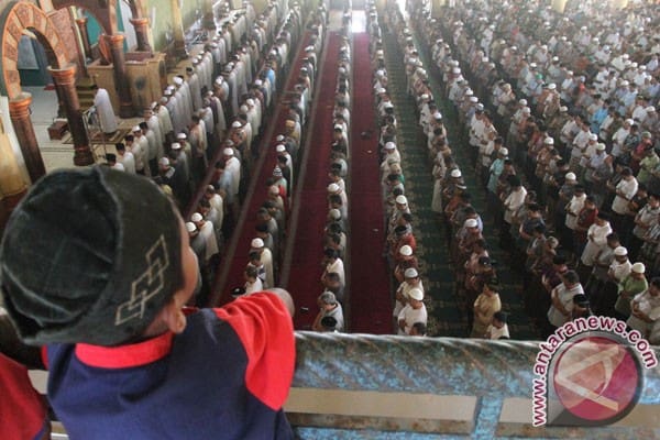 Shalat dzuhur berjamaah