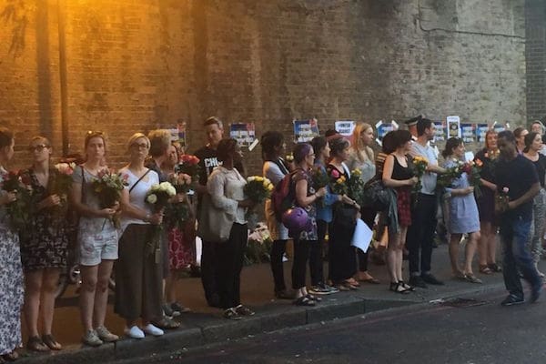 Solidaritas Warga Inggris, Masjid Finsbury London Dipenuhi Karangan Bunga 1 Serangan teror