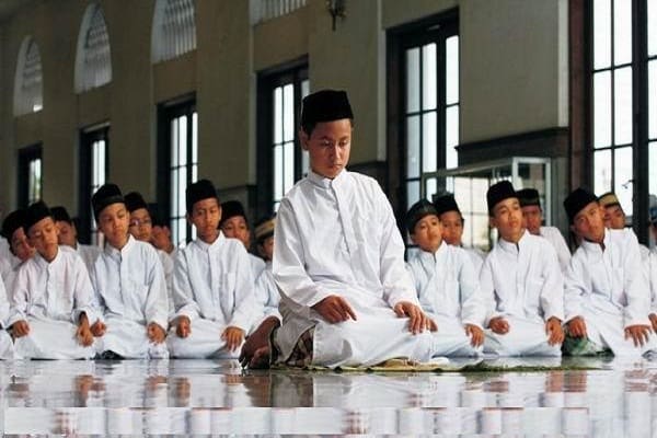 Cara Tepat Memotivasi Anak Agar Rajin Sholat 1 Foto: Sabilillah.net