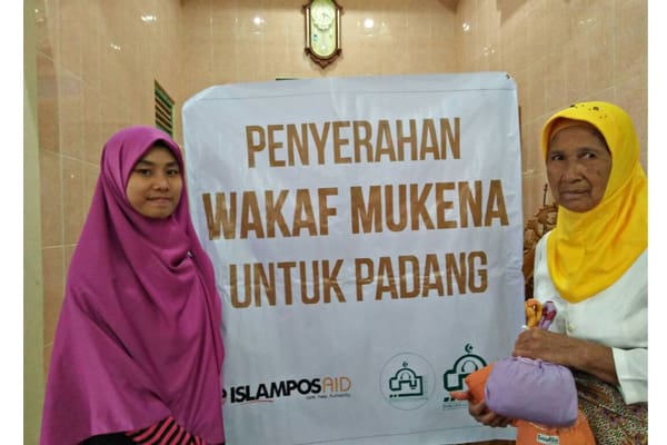 Sebanyak 20 Mukena Telah IslamposAid Salurkan ke Padang 1 Sebanyak 20 Mukena Telah IslamposAid Salurkan ke Padang 1 IslamposAid