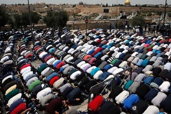 Protes Kebijakan Israel, Ratusan Muslim Palestina Shalat Dzuhur Depan Masjid Al-Aqsha 1 Protes Kebijakan Israel, Ratusan Muslim Palestina Shalat Dzuhur Depan Masjid Al-Aqsha 1