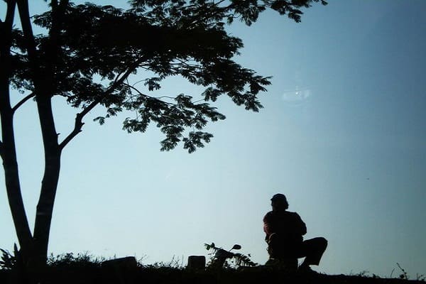 Seseorang Merenung di bawah pohon

Foto: Google
