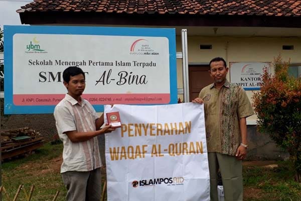 Ust Thoha Mahsun dari YBM (kanan)