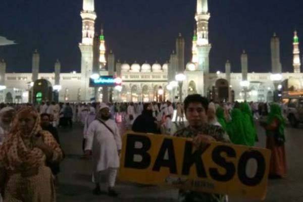 Pegang Tulisan Bakso di Area Halaman Masjid Nabawi, Pria Ini jadi Perhatian Jamaah 1