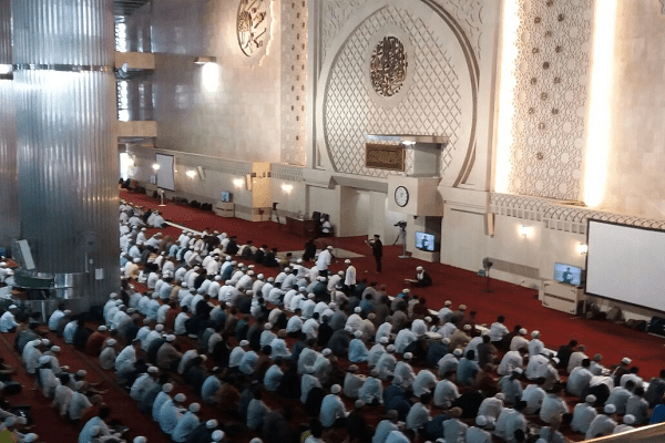 tidur saat khutbah jumat