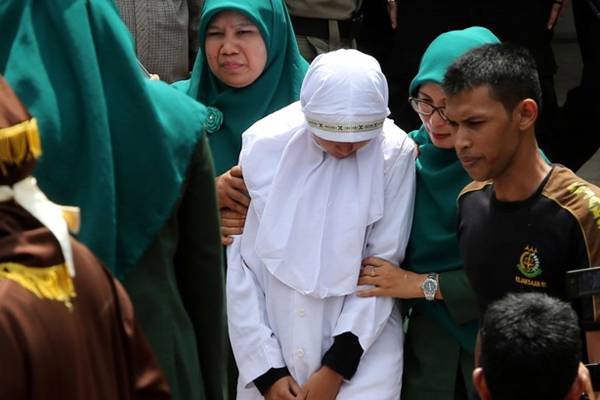 Petugas Wilayatul Hisbah (polisi syariat Islam) membawa terpidana pelanggar peraturan daerah (qanun) Syariat Islam menuju panggung eksekusi untuk menjalani hukuman cambuk (Ilustrasi) - Republika.co.id
