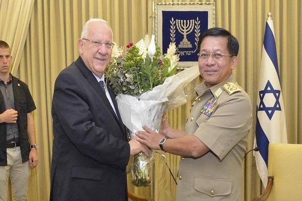 Presiden Israel Reuven Rivlin dan Jenderal Senior Myanmar Min Aung Hlaing dalam sebuah pertemuan di tahun 2015. Foto: Electronic Intifada