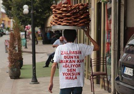 Mengharukan, Tukang Roti Keliling Ini Donasikan Hasil Dagangannya ke Rohingya 1 Foto: Dailysabah