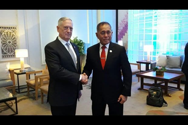 Menteri Pertahanan AS James Mattis bersalaman dengan Menhan RI Ryamizard Ryacudu di Clark, Filipina, Senin (23/10/2017). Foto/Kementerian Pertahanan