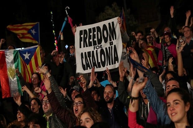 Para warga Catalonia pro-kemerdekaan dari Spanyol menyambut referendum yang digelar Minggu (1/10/2017) di Barcelona. Foto/REUTERS/Susana Vera