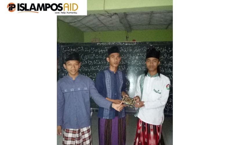 Sebanyak 20 Al-Qur’an Waqaf Telah IslamposAid Salurkan ke Pesantren Al-Mujahidin 2 IslamposAid
