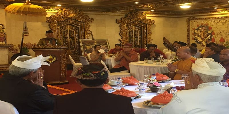 Utusan Khusus Presiden untuk Dialog dan Kerjasama Antar Agama dan Peradaban (UKP-DKAAP) Din Syamsuddin berdialog bersama 150-an tokoh lintas agama se-Bali di Puri Den Bencingah, Klungkung, Bali, (22/12) lalu. Foto; Rhio/Islampos