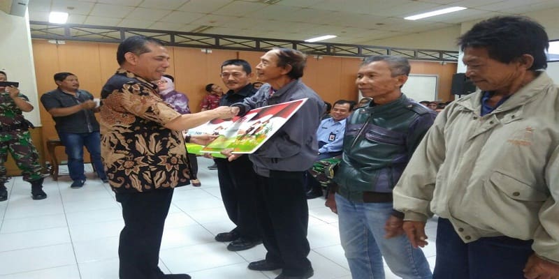 Walikota Cimahi Ajay M Priatna menyerahkan secara simbolis 657 kartu tani. Foto: Saifal.