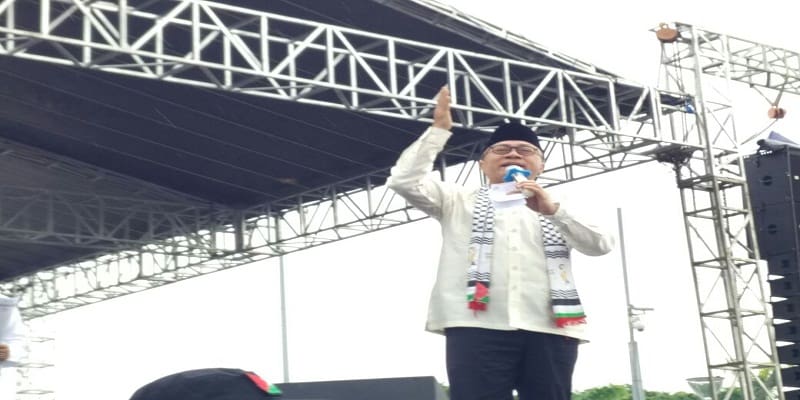 Ketua MPR RI Zulkifli Hasan memberikan orasi di Aksi Bela Palestina di Lapangan Monas, Jakarta, Ahad (17/12/2017). Foto: Rhio/Islampos