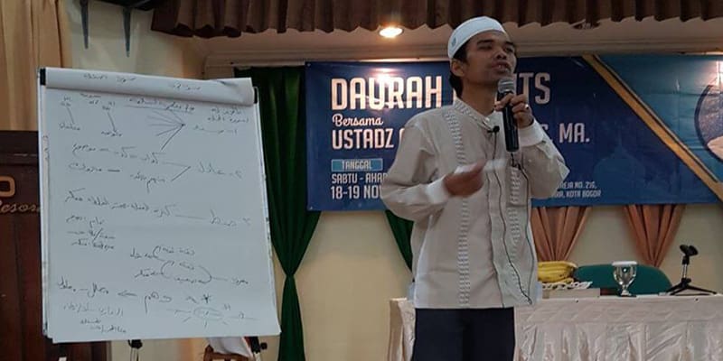 Ustadz Abdul Somad tengah mengisi kajian. Foto: @Hardi Ansyah