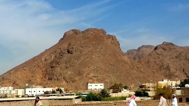 Gunung Uhud di Arab Saudi. Foto: On Earth