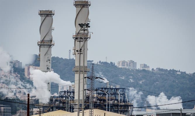 Pabrik penyumbang polusi di Israel. Foto: Israel National News