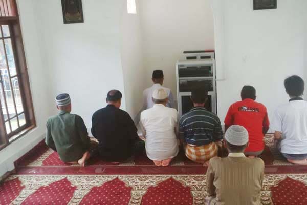 shalat berjamaah di mushola

Foto: Aldi/Islampos