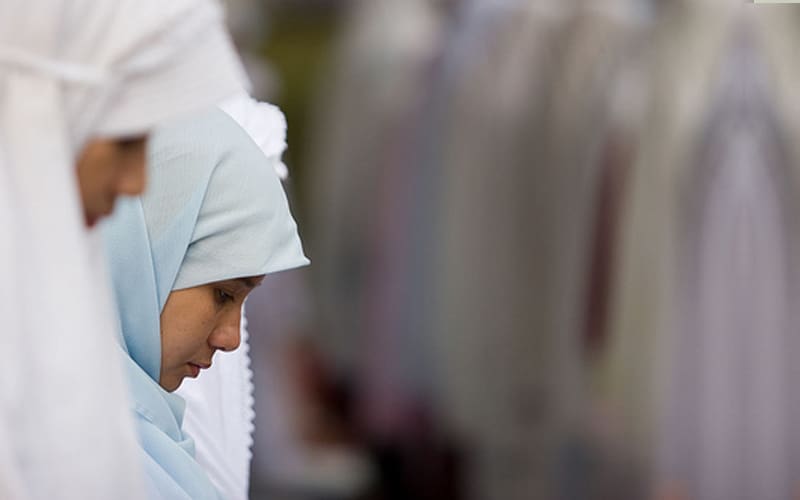 wanita perempuan tidak memakai jilbab, Pahala Wanita Shalat di Rumah, Manfaat Shalat untuk Perempuan, Hukum Wanita Shalat Id, Shalat Dhuhur Muslimah di Hari Jumat, Hukum Shalat Berdua dengan yang Bukan Mahram