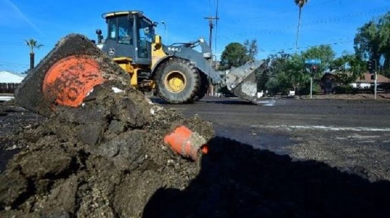 Buldoser membersihkan jalan dari lumpur. Foto: Reuters