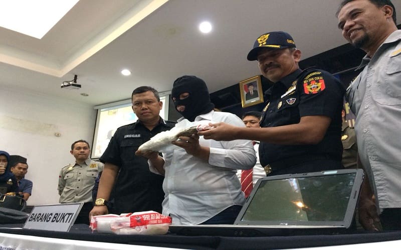 Bea Cukai Bandung gagalkan penyelundupan narkotika jenis sabu yang diselundupkan dari Malaysia dalam pembalut di bandara Husein Sastranegara Bandung, Senin, (22/1/18). Foto: Saifal/Islampos.
