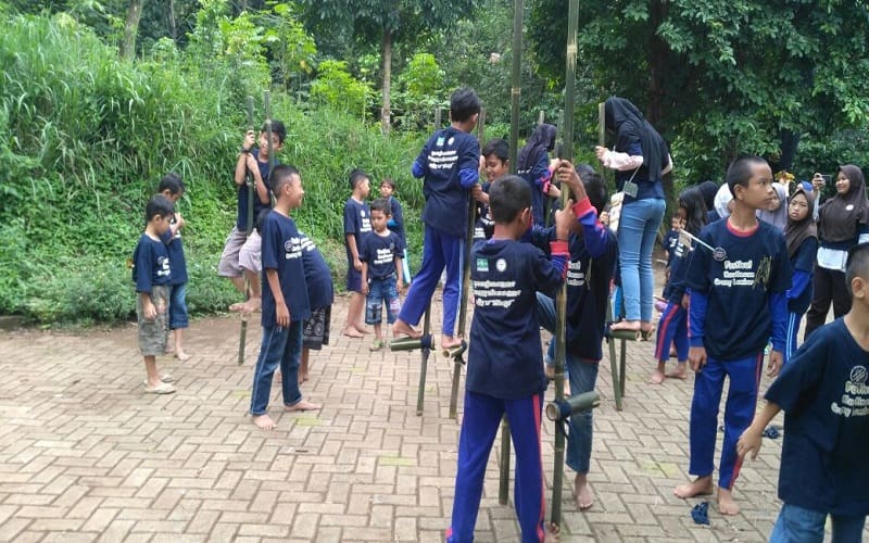 Sejumlah pelajar di Cimahi bermain egrang, permainan tradisional Sunda. Foto: Saifal/Islampos.