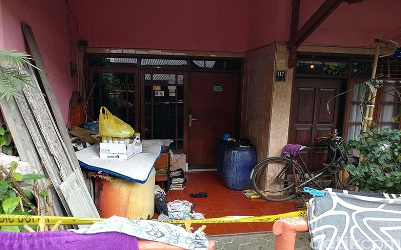 Kondisi rumah tempat ditemukannya kerangka ayah dan anak di Cimahi. Foto: Detik