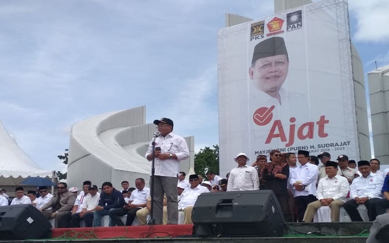 Calon Gubernur dan Wakil Gubernur Jawa Barat Sudrajat-Ahmad Syaikhu mendeklarasikan diri di Monumen Perjuangan Rakyat (Monpera), Bandung, Jawa Barat, Rabu (10/1/2018). Foto: Saifal/Islampos.